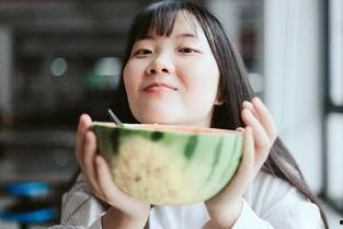 吊带吃瓜拍照,吃瓜拍照新潮流